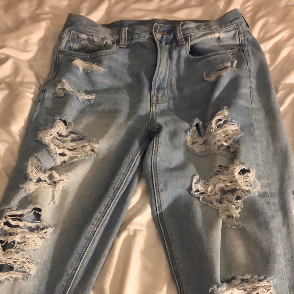 American Eagle Outfitters distressed jeans size 6.